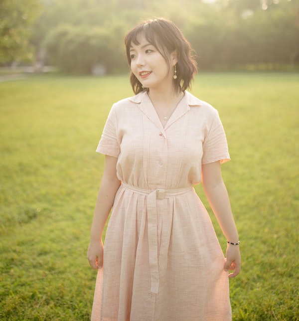 woman wearing a light color shirt dress