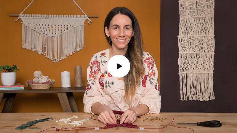 Macrame jewelry class on Domestika